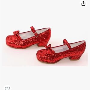 Wizard of Oz girl’s ruby red glitter shoes